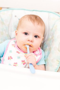 kız bebek yüksek sandalye