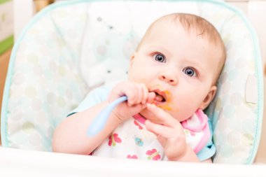 kız bebek yüksek sandalye