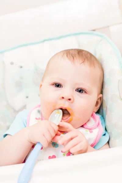 Bebé niña en silla alta —  Fotos de Stock