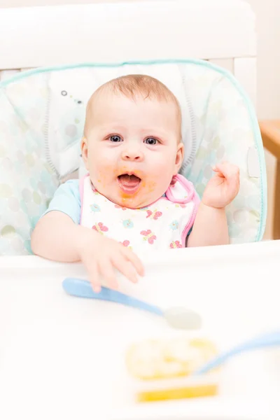 Meisje van de baby in hoge stoel — Stockfoto