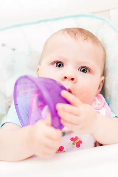 Baby flicka i barnstol — Stockfoto