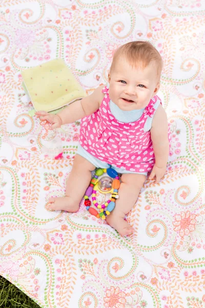 Bebé niña en manta —  Fotos de Stock