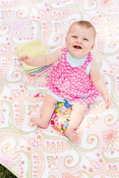 Bebé niña en manta — Foto de Stock