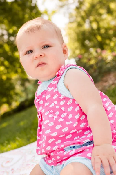 Meisje van de baby op deken — Stockfoto