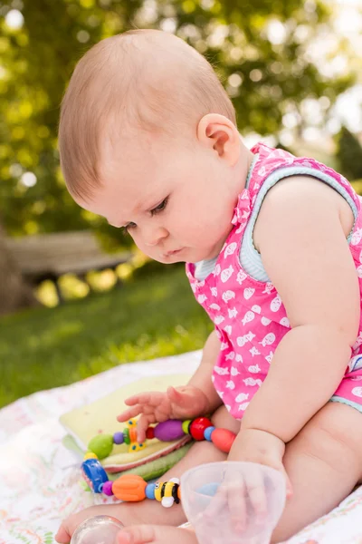 Bébé fille sur couverture — Photo