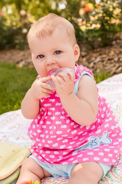 Meisje van de baby op deken — Stockfoto