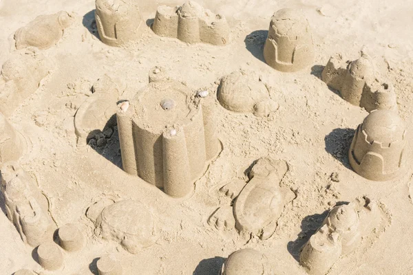 Château de sable sur le sable — Photo