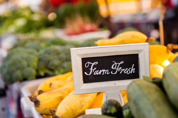 Granja de canto fresco en el mercado —  Fotos de Stock