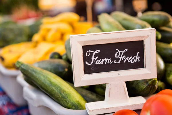 Granja de canto fresco en el mercado — Foto de Stock