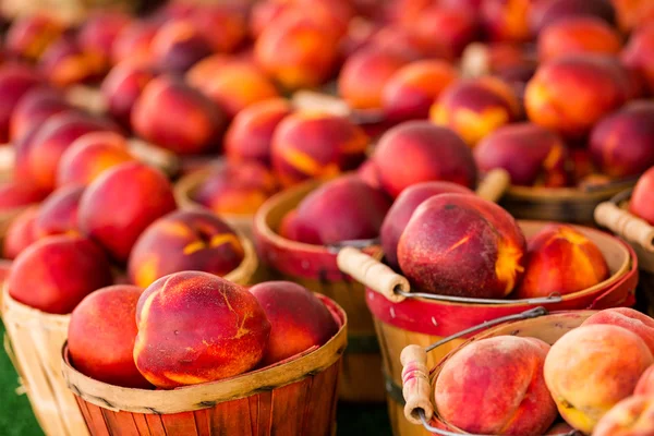 Świeżych warzyw i owoców brzoskwini — Zdjęcie stockowe