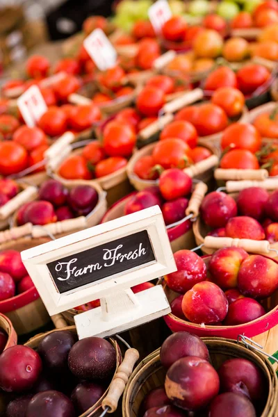 Frutas e produtos hortícolas frescos — Fotografia de Stock