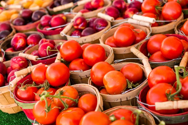 Färskvaror - tomater och persika — Stockfoto