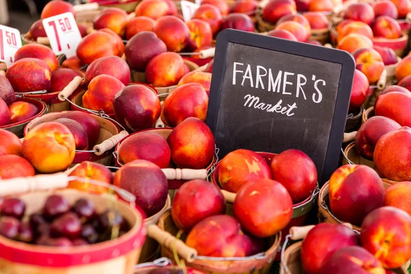 Verse producten - perzik en cherry — Stockfoto