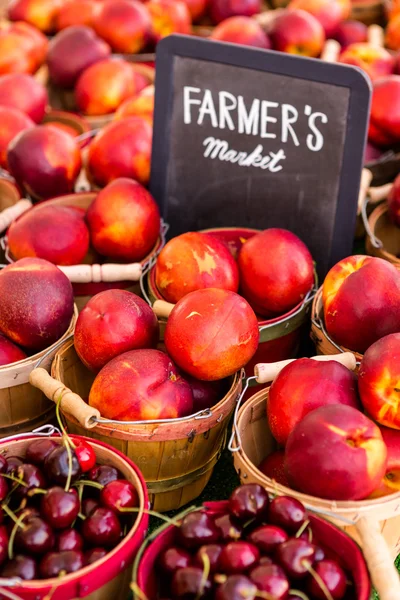 Verse producten - perzik en cherry — Stockfoto