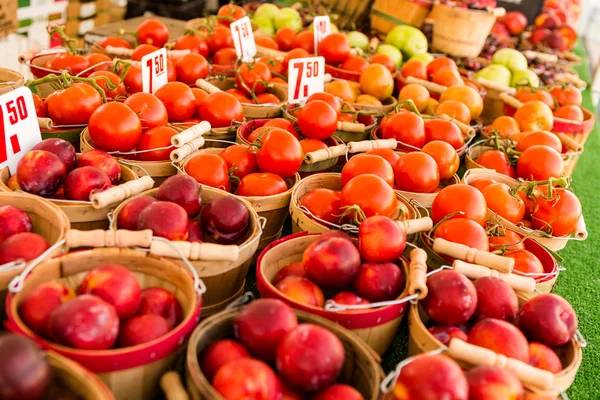 Frutas e produtos hortícolas frescos — Fotografia de Stock