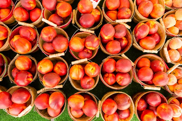 新鮮な桃を生産します。 — ストック写真