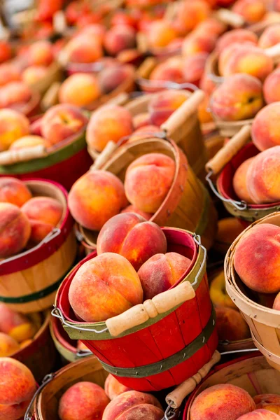 新鮮な桃を生産します。 — ストック写真