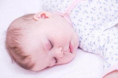 Bebek uyuyor.