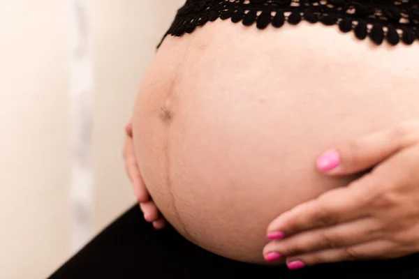 Mujer joven embarazada — Foto de Stock