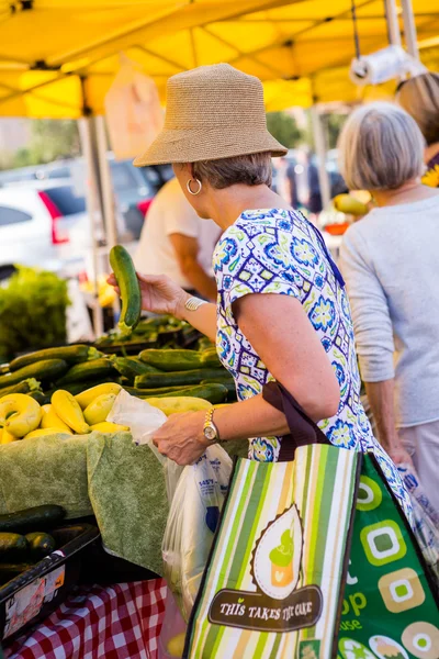 Ludzi do kupowania świeżych produktów organicznych — Zdjęcie stockowe
