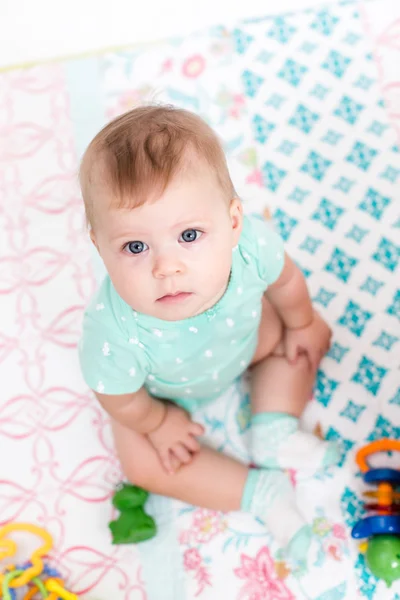 Carino bambino ragazza con giocattoli — Foto Stock