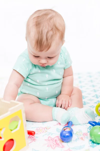 Schattige babymeisje met speelgoed — Stockfoto