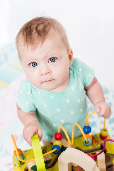 かわいい女の赤ちゃんのおもちゃ — ストック写真
