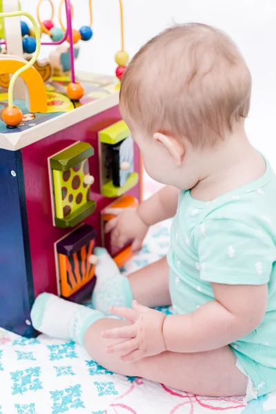 Carino bambino ragazza con giocattoli — Foto Stock