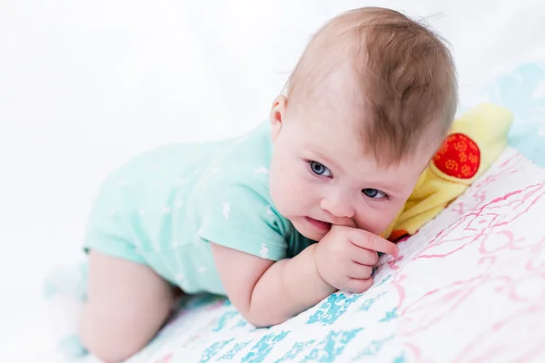 Schattige babymeisje met speelgoed — Stockfoto