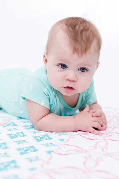 Meisje van de baby op een deken. — Stockfoto