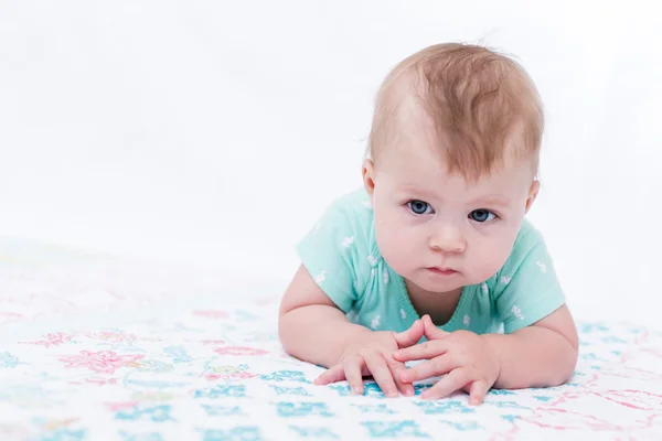 Baby flicka på en filt. — Stockfoto
