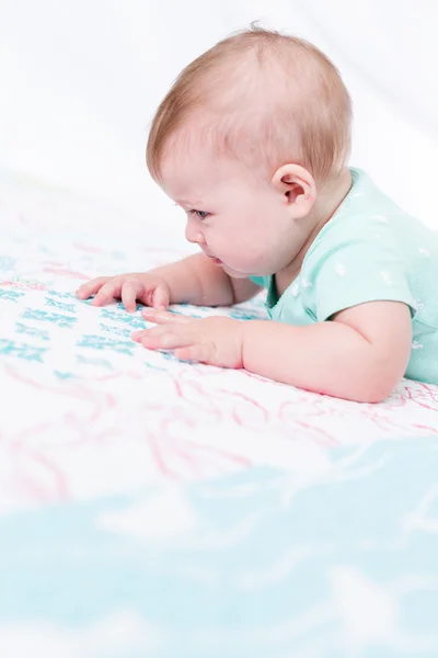 Meisje van de baby op een deken. — Stockfoto