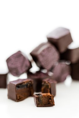 domalan baskı ile dekore edilmiş.