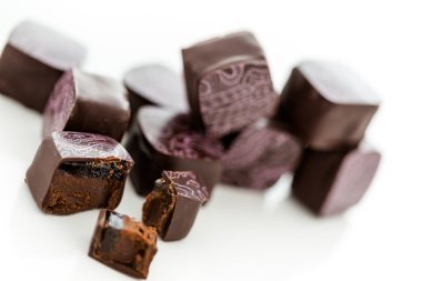 domalan baskı ile dekore edilmiş.