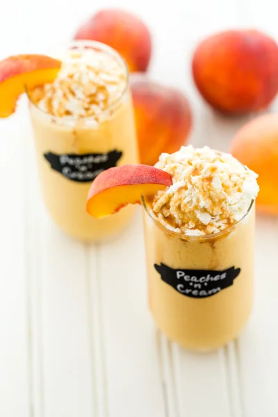 Персики и сливки холодные напитки — стоковое фото