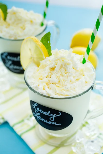 Прекрасный лимонный холодный напиток — стоковое фото