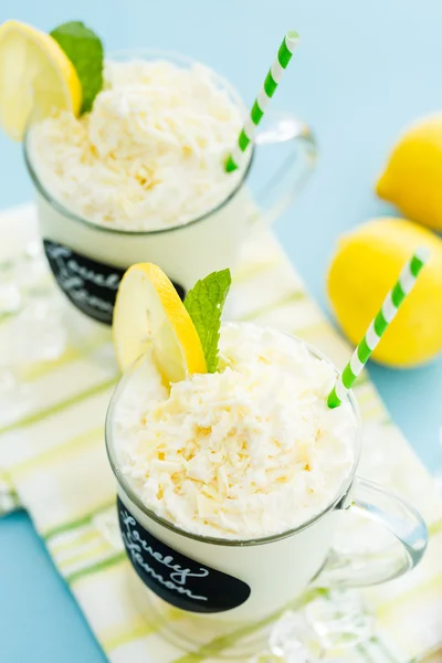 Bebida fría de limón encantadora —  Fotos de Stock