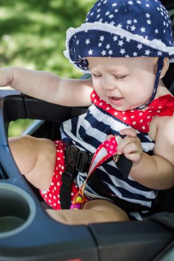 Onun bebek arabası bebek kız.