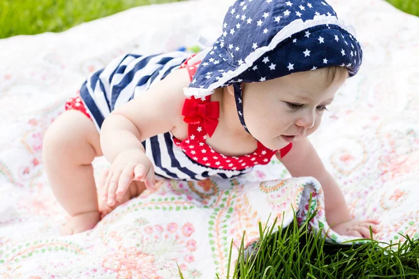 Schattige babymeisje in park — Stockfoto