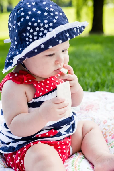 Schattige babymeisje in het park. — Stockfoto