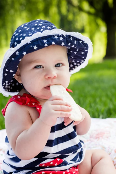 Schattige babymeisje in het park. — Stockfoto