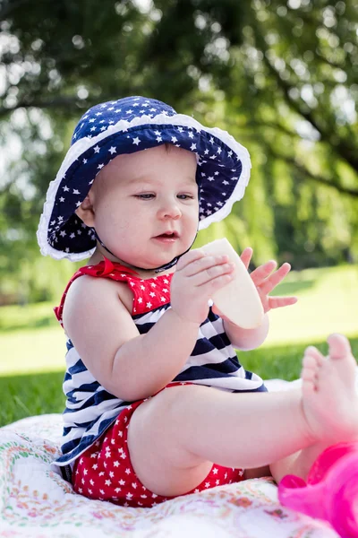 Schattige babymeisje in het park. — Stockfoto