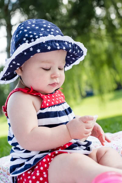 Schattige babymeisje in het park. — Stockfoto
