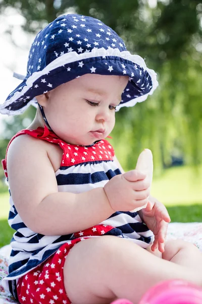 Schattige babymeisje in het park. — Stockfoto