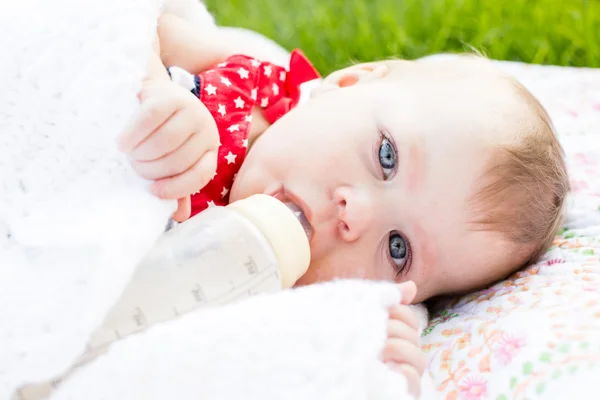 Mignon bébé fille avec son biberon — Photo