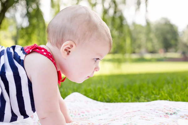 Cute baby girl in park — Stock Photo, Image