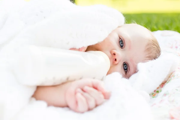 Carino bambina con il suo biberon — Foto Stock