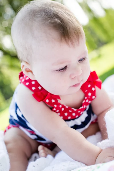 Park kız şirin bebek — Stok fotoğraf