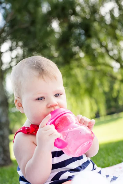 Cute baby girl with her bottle — Stock Photo, Image