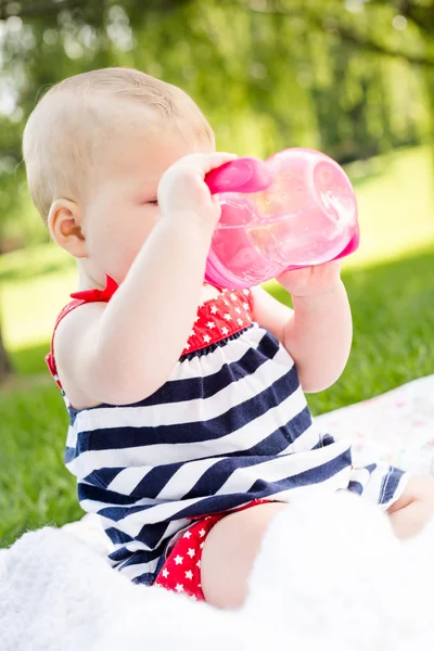 Carino bambina con il suo biberon — Foto Stock